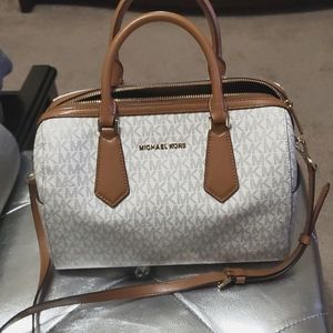 Brand New With Tag Michael Kors Hayes Large Duffle Bag Vanilla/Acorn